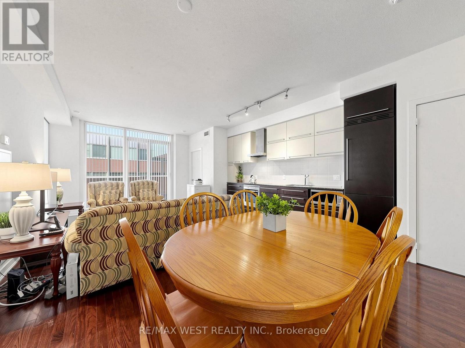 #513 770 BAY STREET - 9