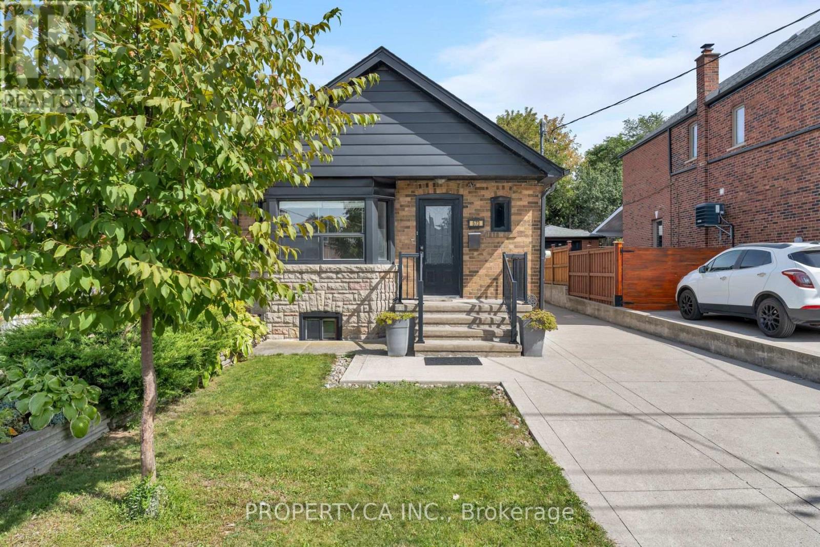 Photo of 573 Northcliffe Boulevard