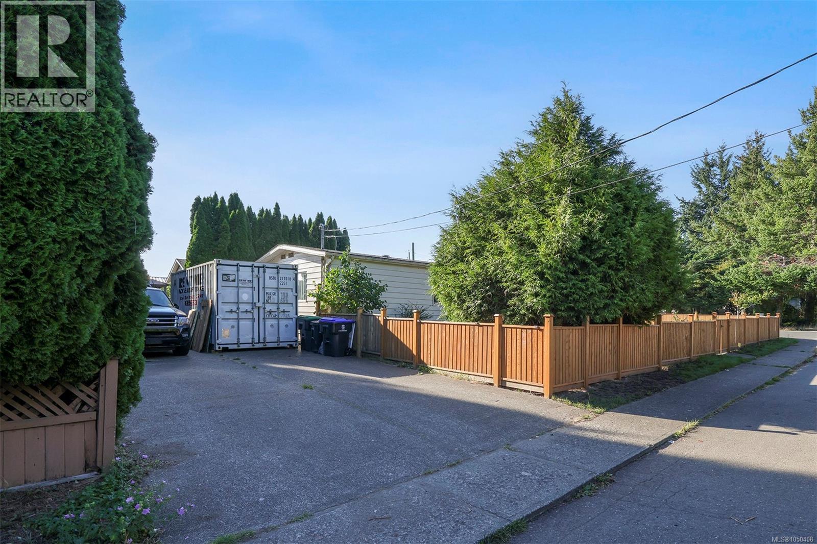 2205 4th Street East, Courtenay, British Columbia, V9N7L9, Courtenay, British Columbia — photo 3 of 5