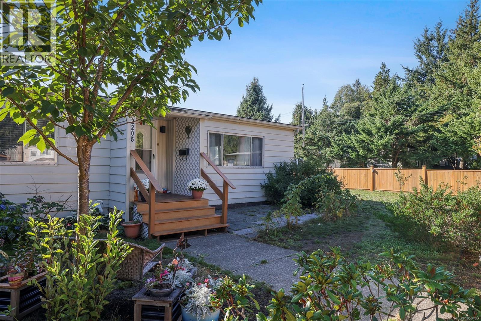 2205 4th Street East, Courtenay, British Columbia, V9N7L9, Courtenay, British Columbia — photo 4 of 5