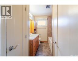1014 Hopkins Crescent, Moose Jaw, SK S6H3E7 Photo 16