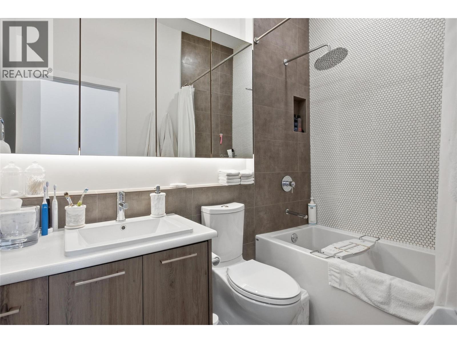 #411 885 UNIVERSITY Drive - Image 18