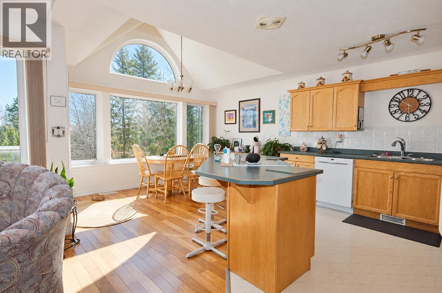#10 11 EAGLE CRESCENT - 11