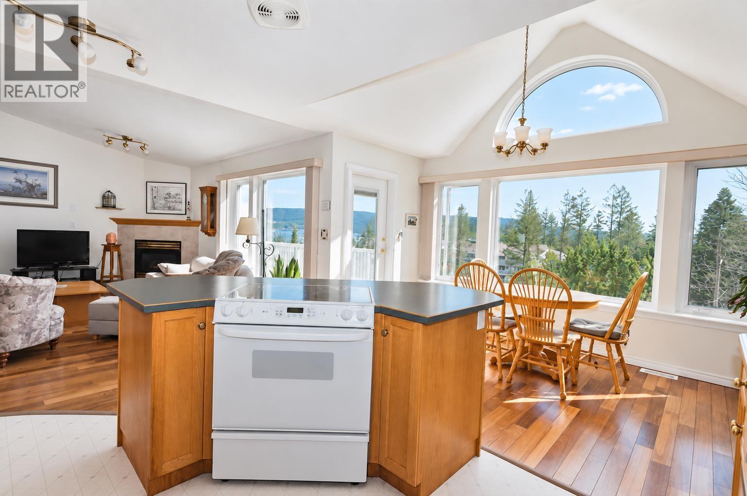 #10 11 EAGLE CRESCENT - 10
