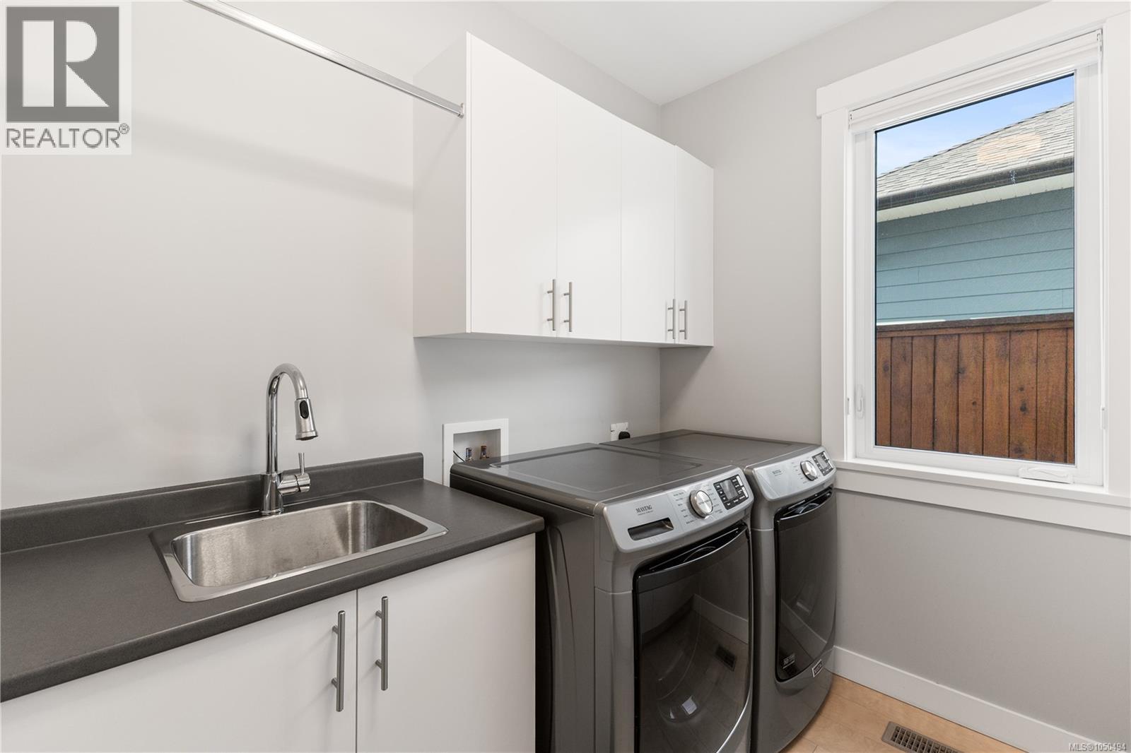 711 Salal St - Image 27