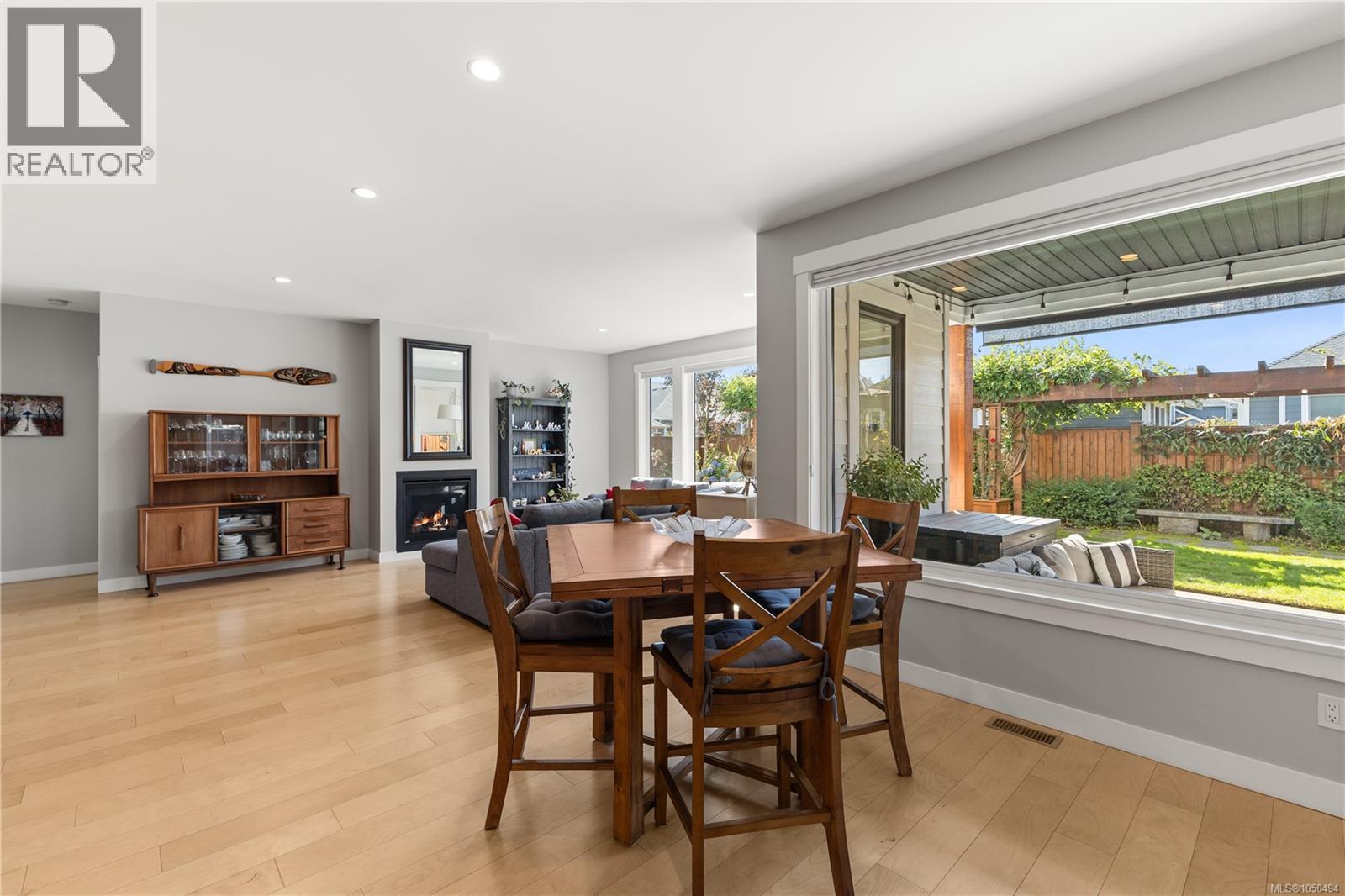 711 Salal St - 11