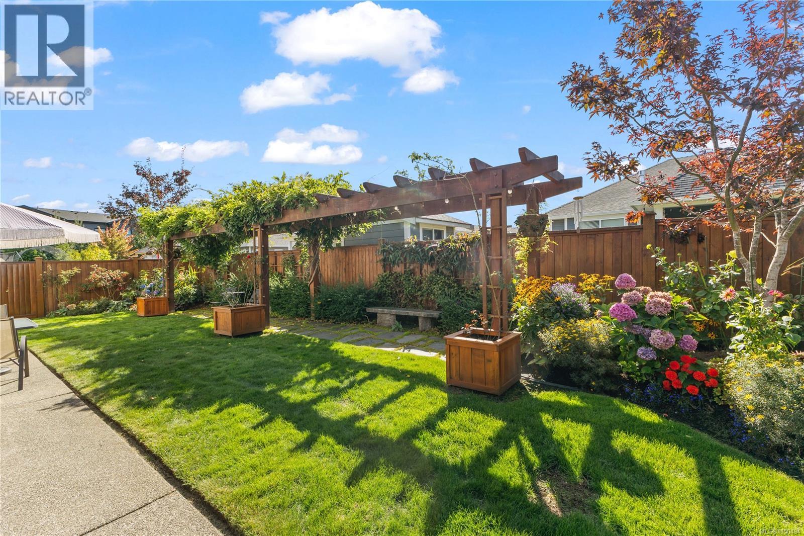 711 Salal St - 37