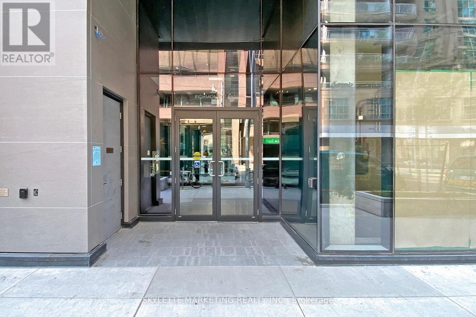 #1011 25 RICHMOND STREET E - 23
