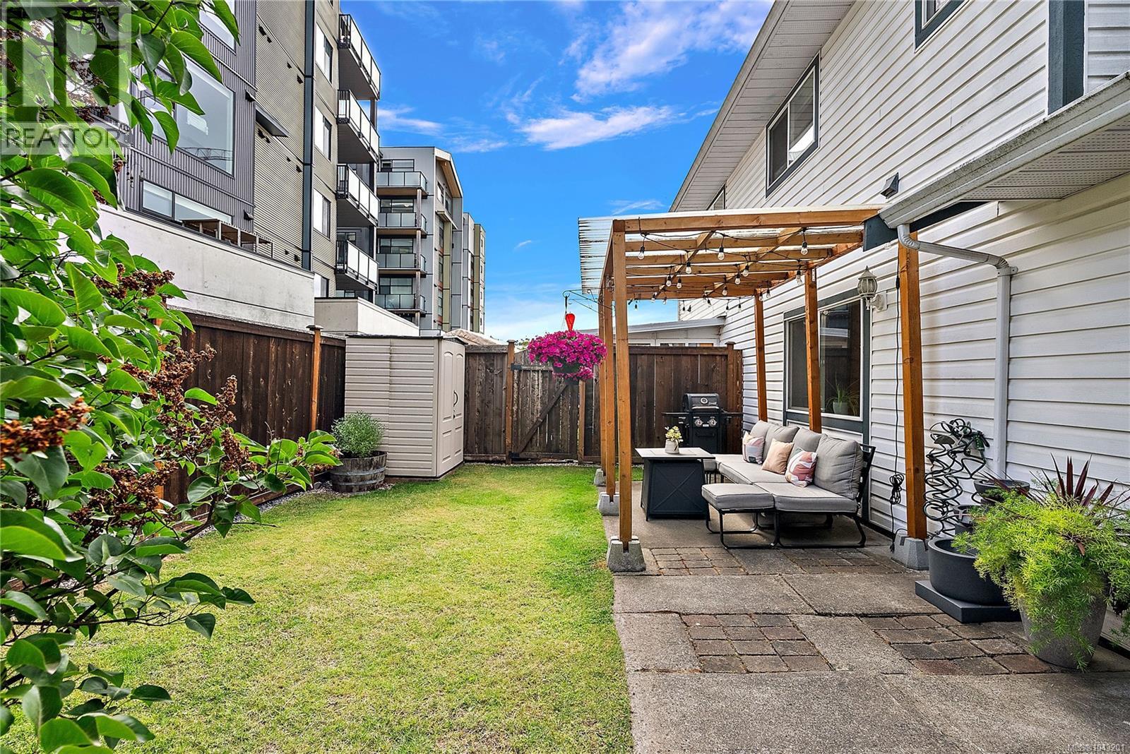 8 2871 Peatt Rd, Langford