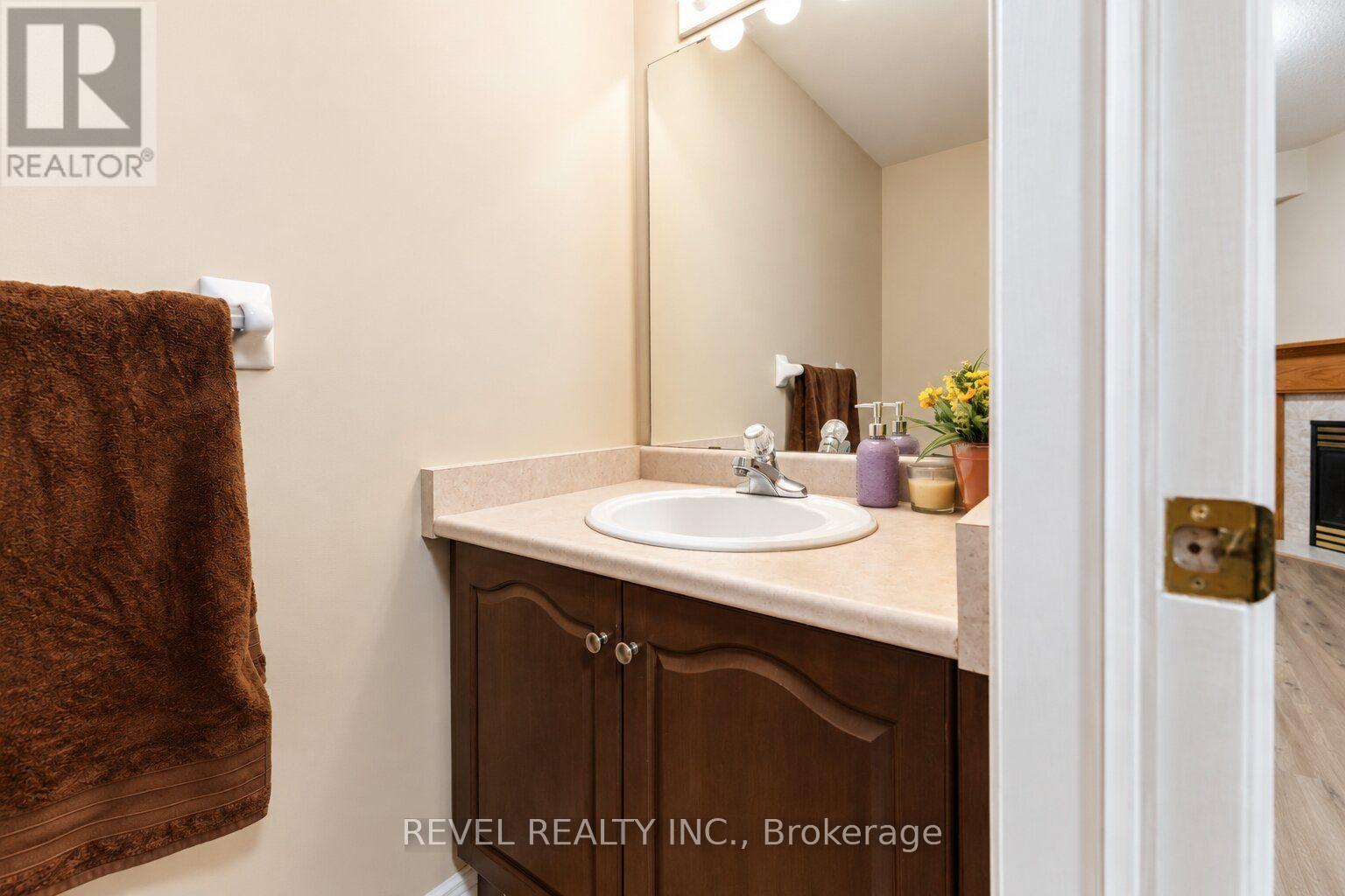 #4 348 HIGHLAND ROAD W - 28