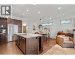 4pc Bathroom - 2028 37 Avenue Sw, Calgary, AB T2T2H5 Photo 6