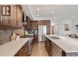5pc Bathroom - 2028 37 Avenue Sw, Calgary, AB T2T2H5 Photo 7