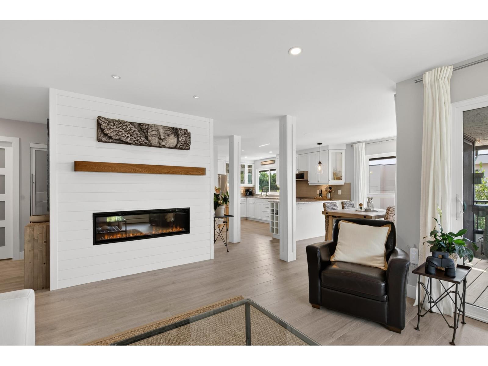 #302 1290 MARTIN Street, White Rock, British Columbia, V4B3W3, White Rock, British Columbia — photo 4 of 5