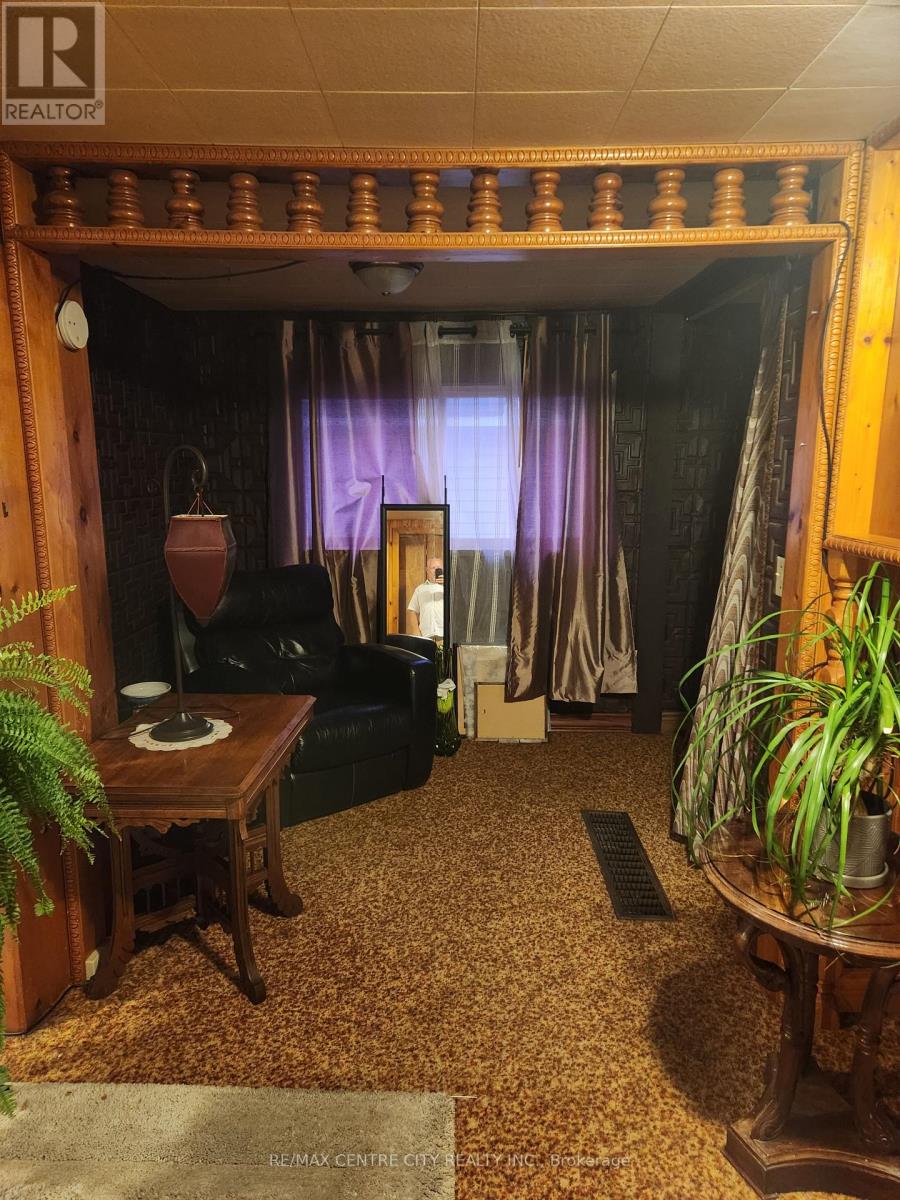 31 QUEEN STREET, Strathroy-Caradoc (SE) — photo 4