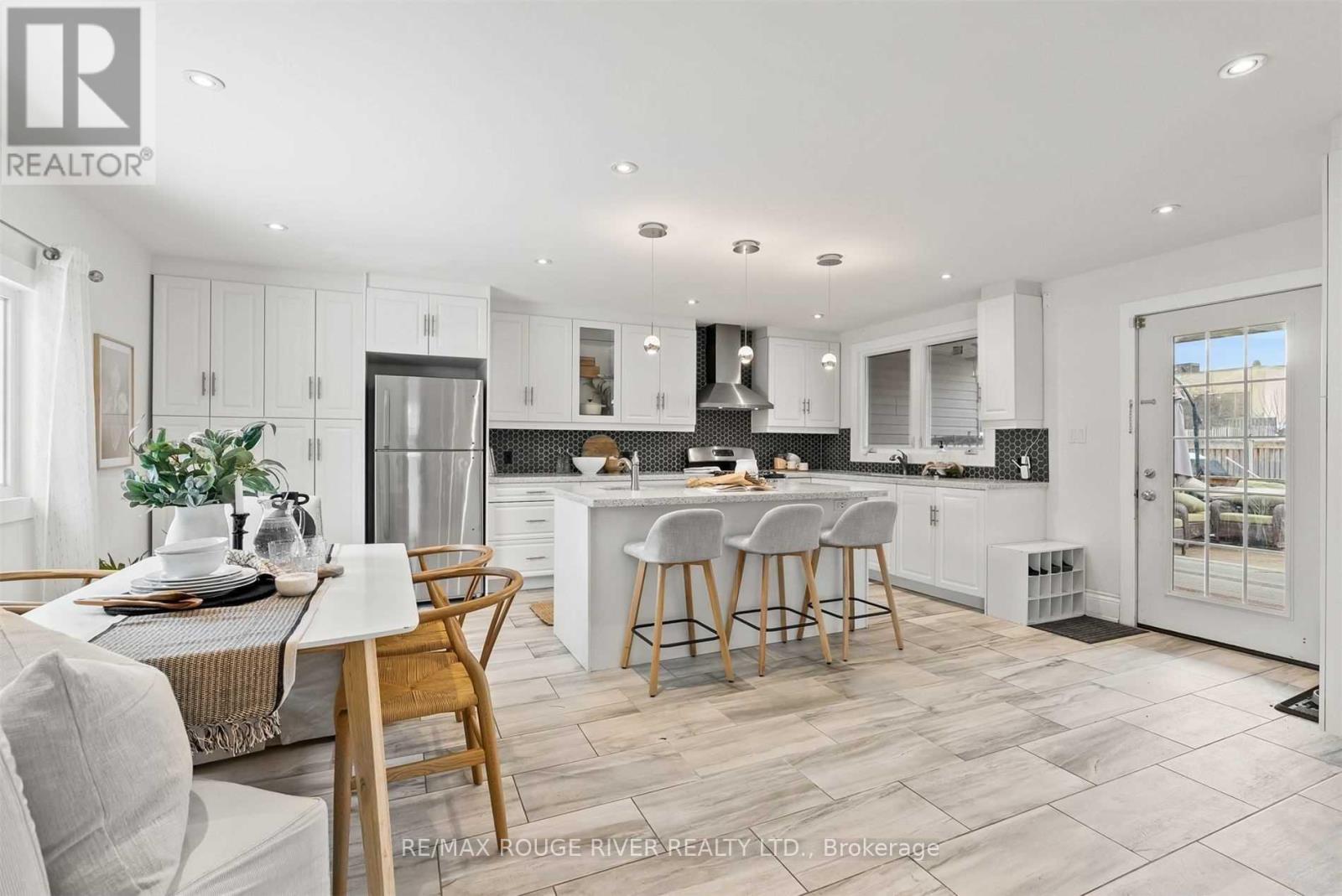 UPPER - 131 JOHN STREET E, Whitby (Downtown Whitby)