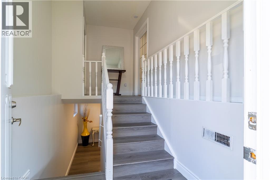 137 NICKOLAS Crescent, Cambridge — photo 4