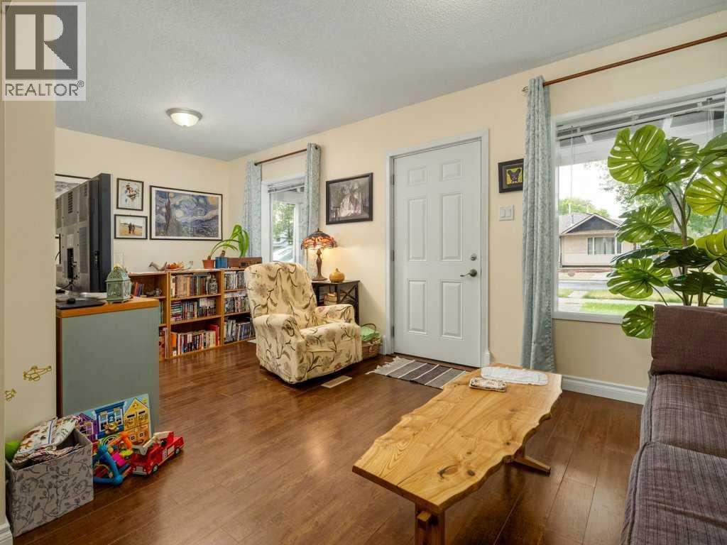 419 12B Street N photo 6