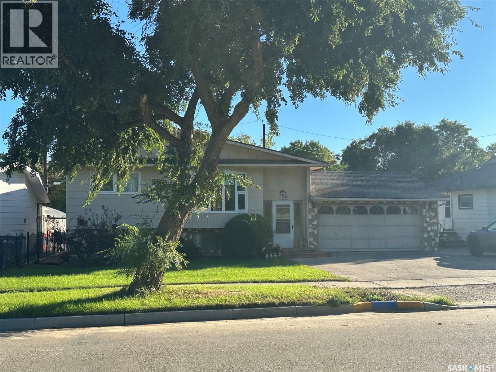 105 EMPIRE ROAD, Assiniboia — photo 2