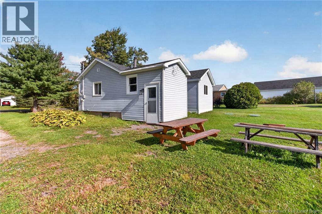 14 Salisbury Back Road - 16