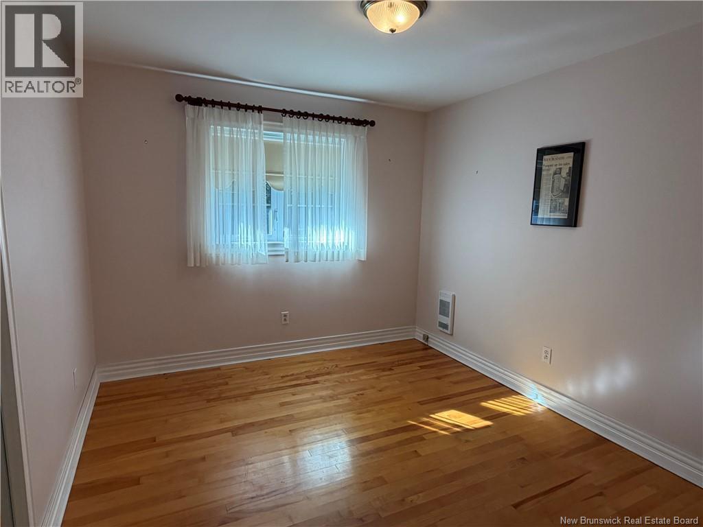 36 Lindsay - Image 12