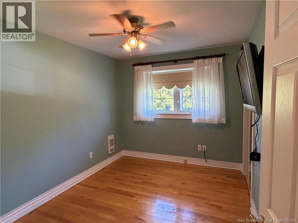 36 Lindsay - Image 14