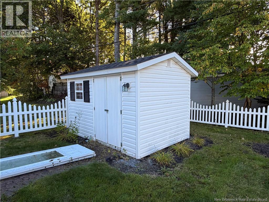 36 Lindsay - Image 23