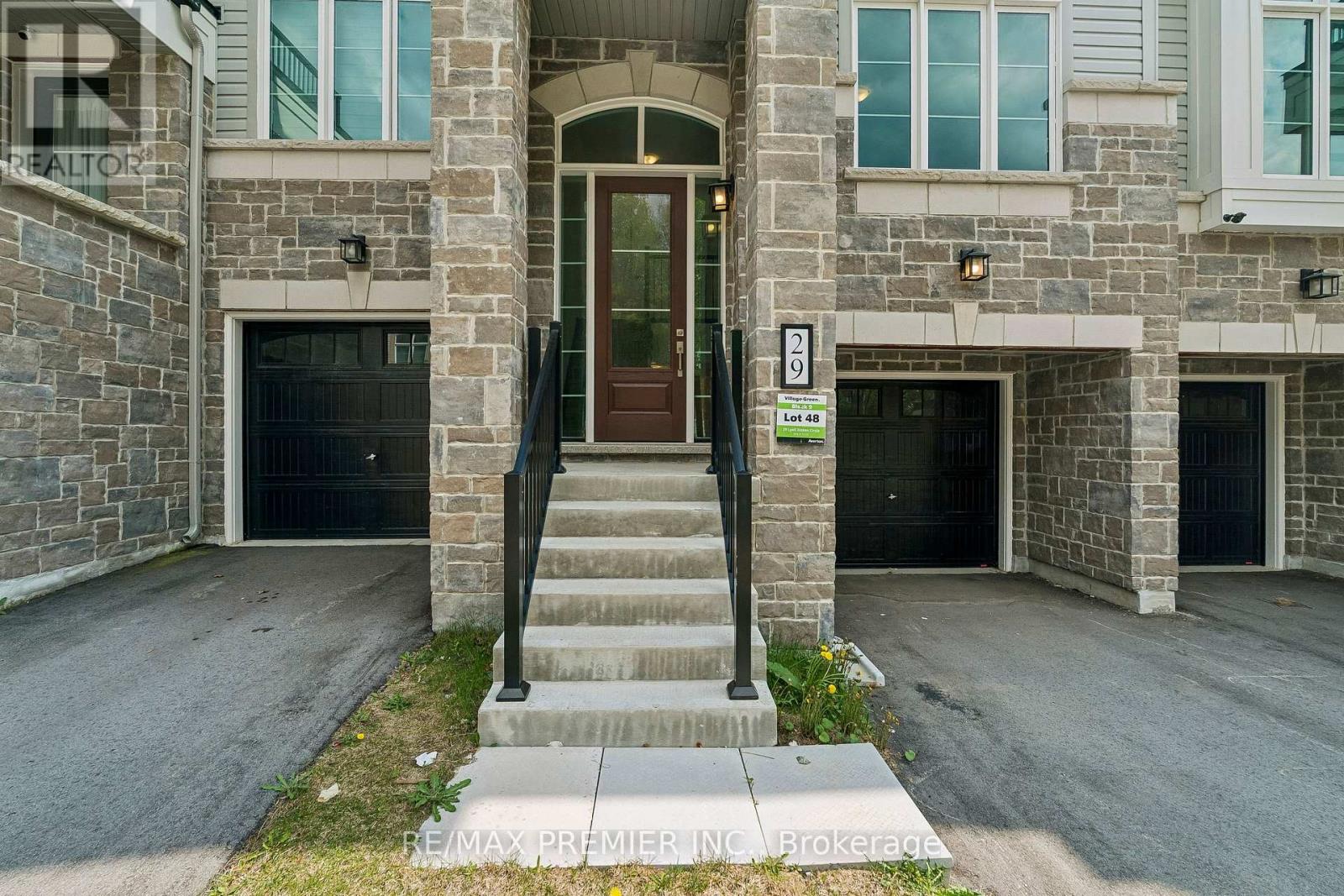 29 LYALL STOKES CIRCLE, East Gwillimbury (Mt Albert) — photo 4