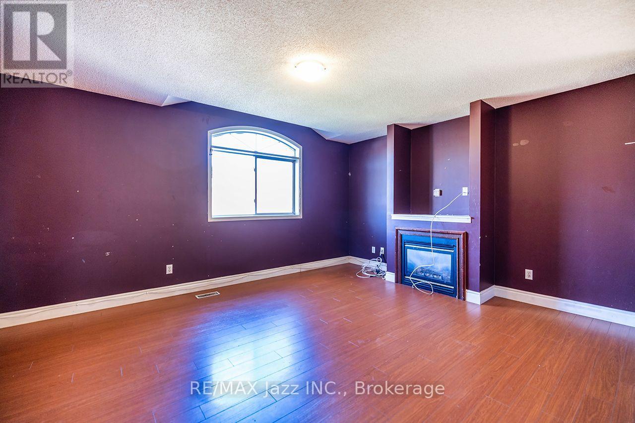 32 DENT STREET - 12