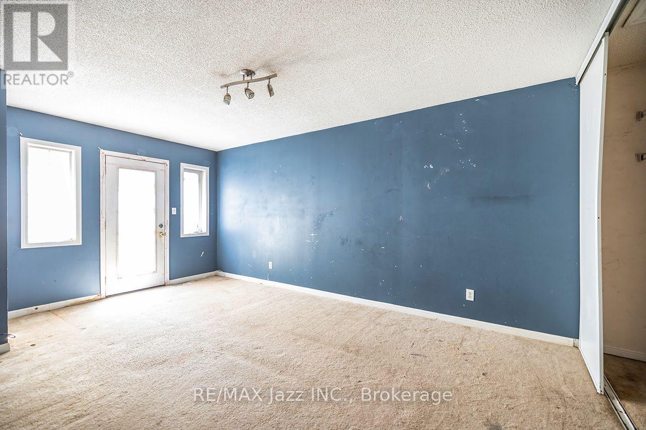 32 DENT STREET - 18