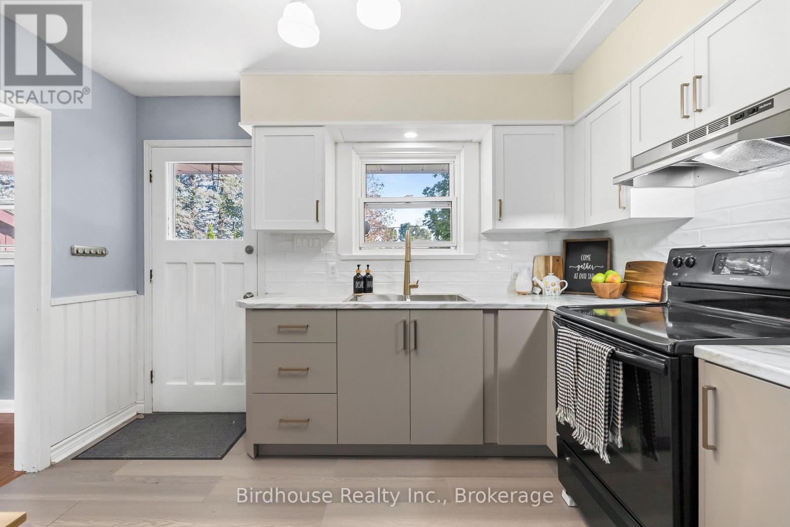 168 ADELAIDE STREET N - 9