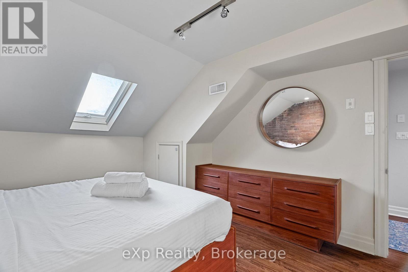 94 Wellington Street — photo 18