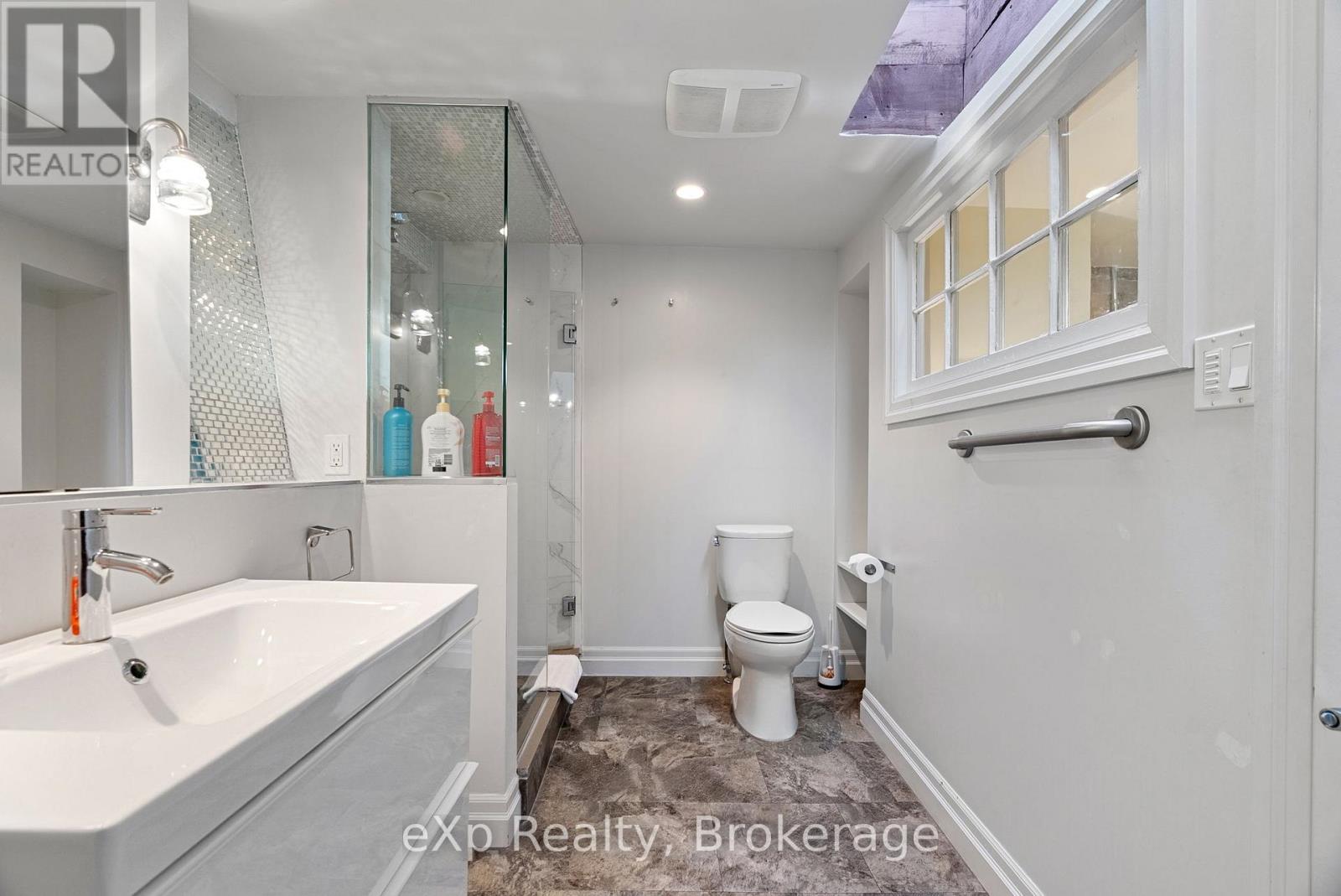 94 Wellington Street — photo 20