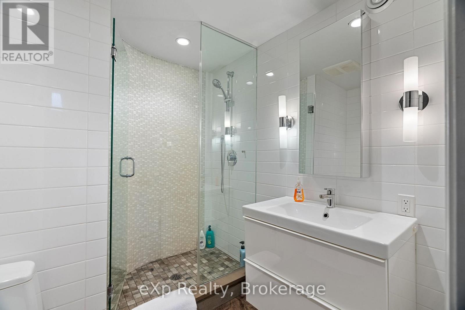 94 Wellington Street — photo 22