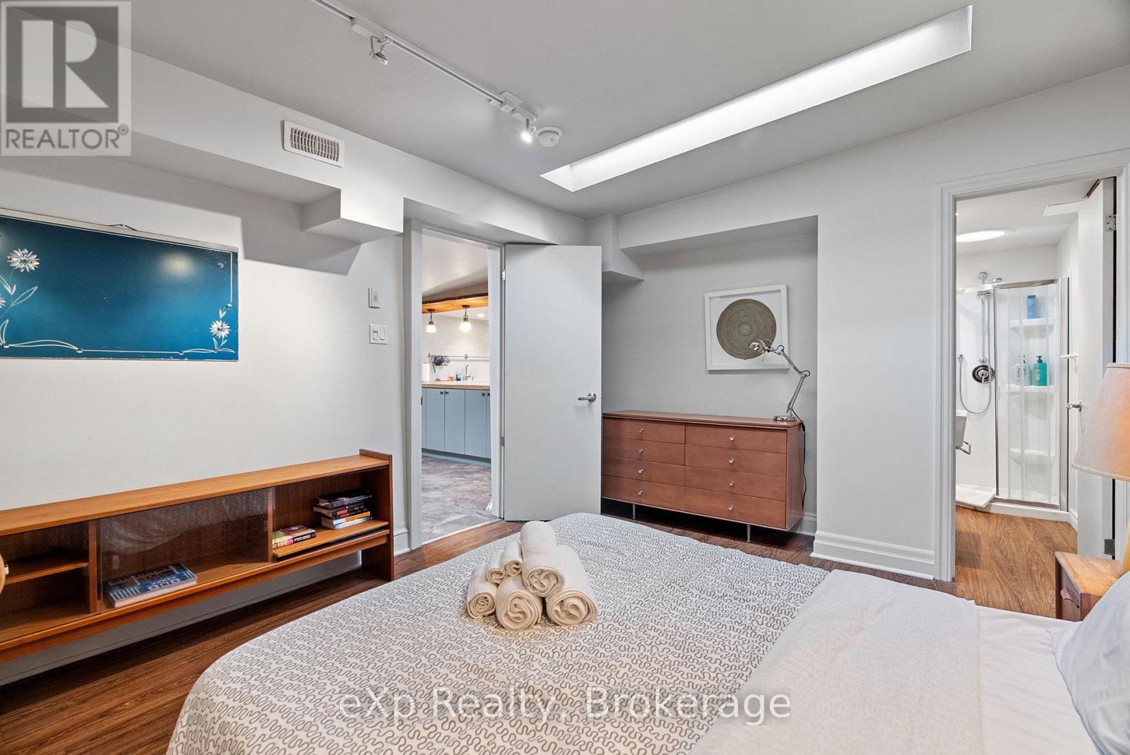 94 Wellington Street — photo 25