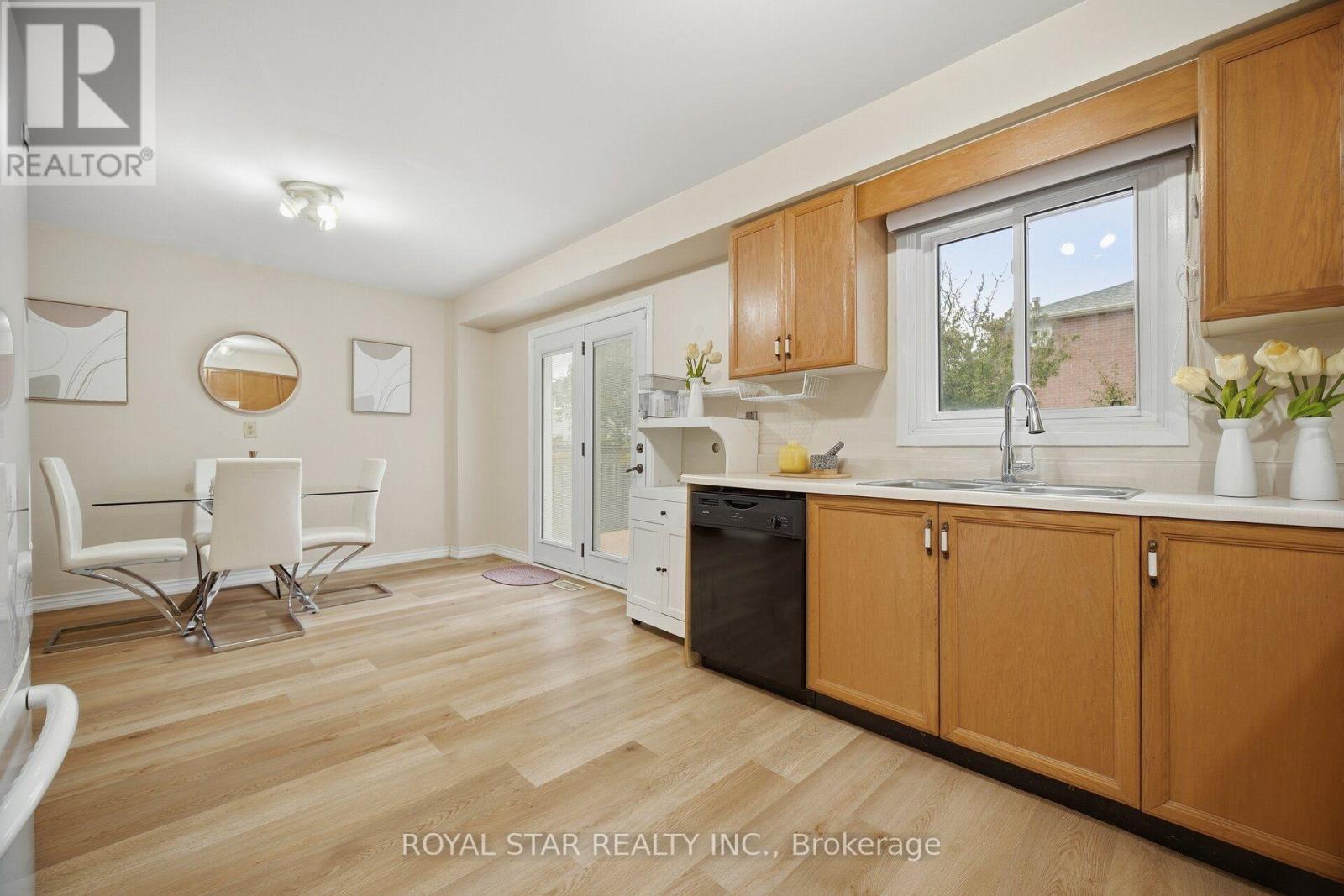 39 EBBY AVENUE E - 16