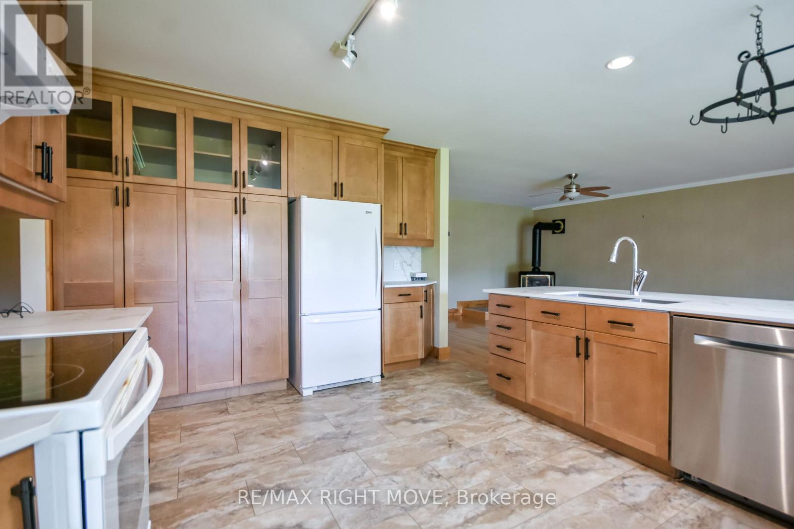 570 LAKE DALRYMPLE ROAD - 9