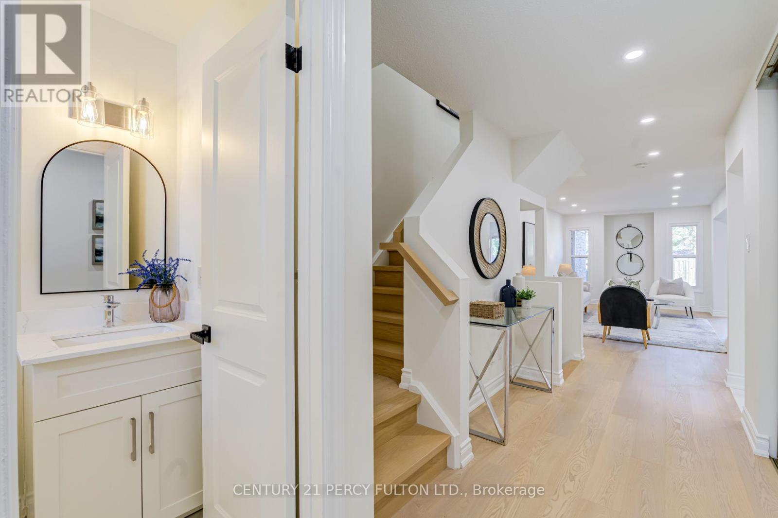 33 LORNA RAE BOULEVARD - 2