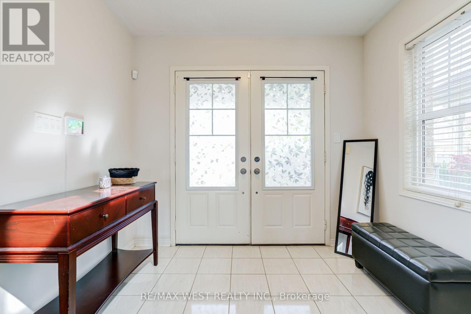 12 HOARD AVENUE S - Image 8