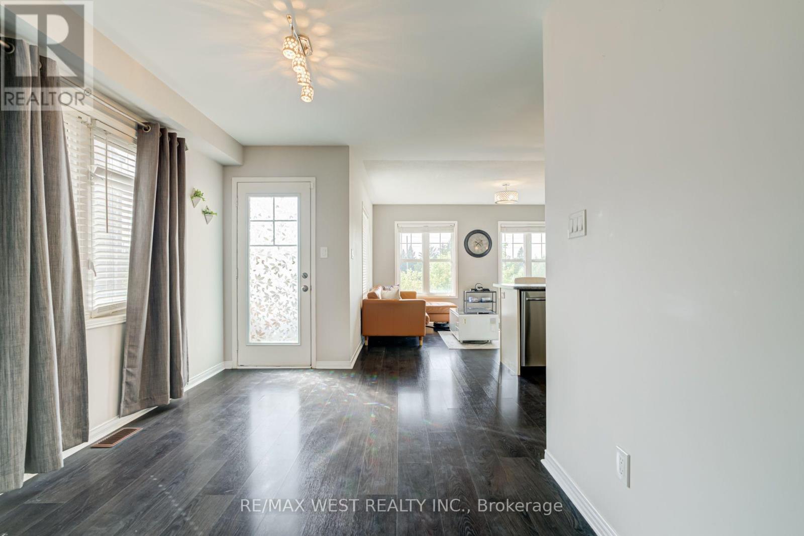 12 HOARD AVENUE S - Image 9