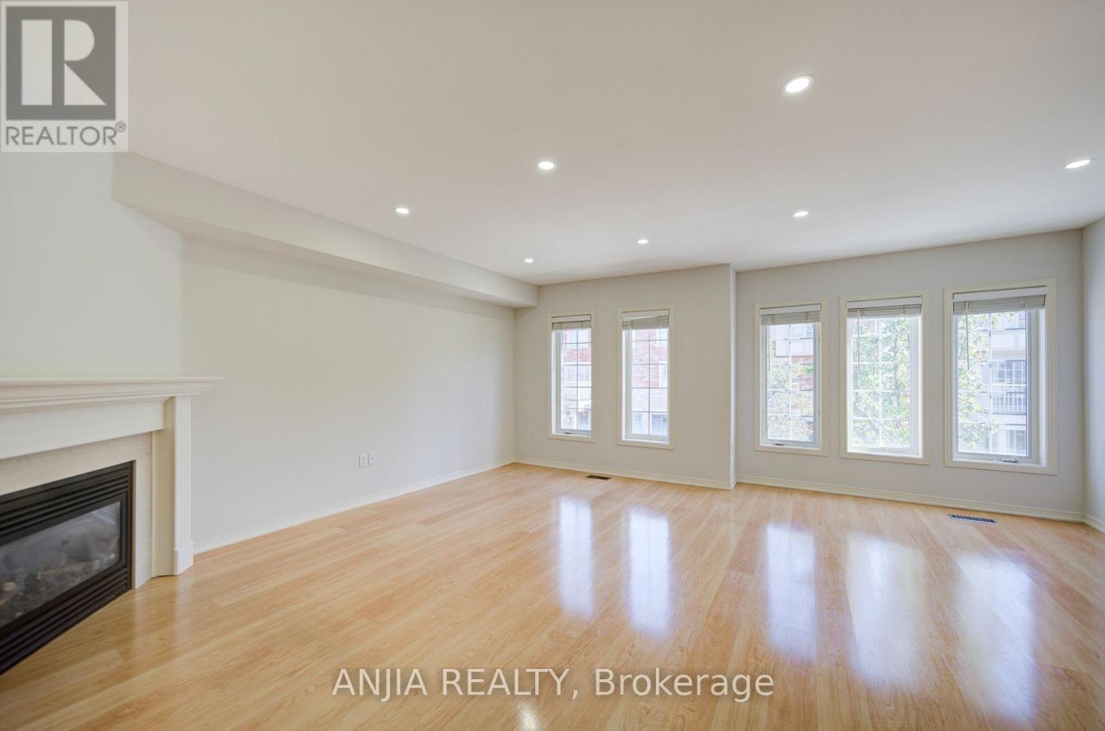 66 PRINCE CHARLES WAY - 23