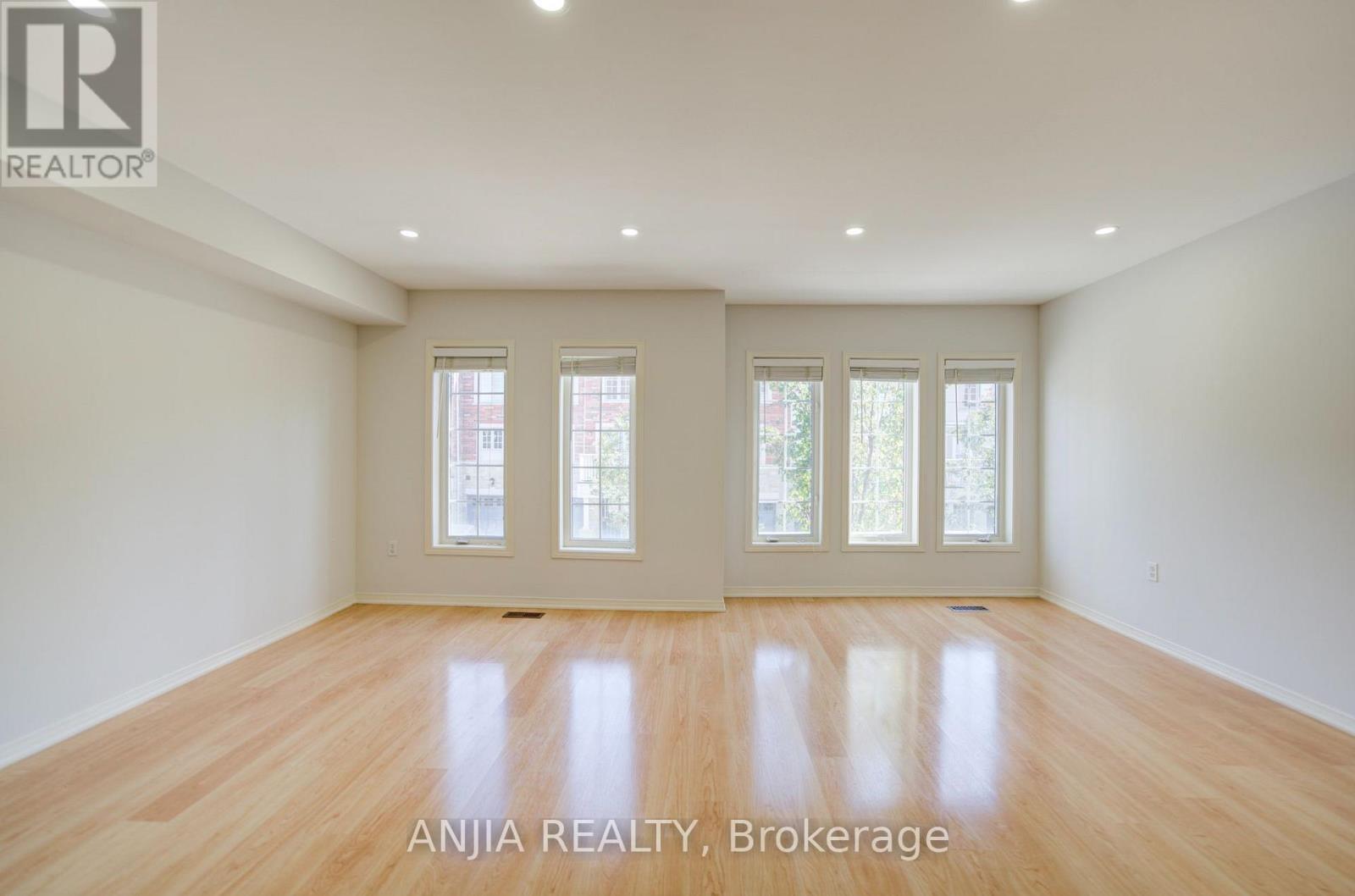 66 PRINCE CHARLES WAY - 24