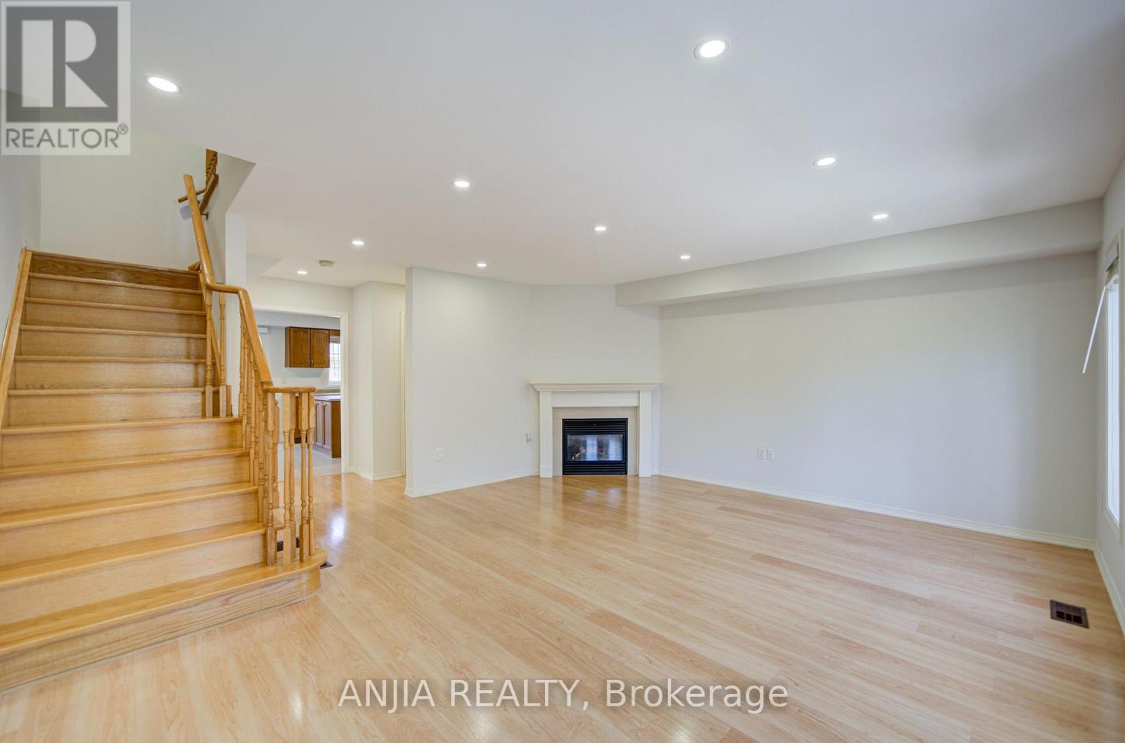 66 PRINCE CHARLES WAY - 27