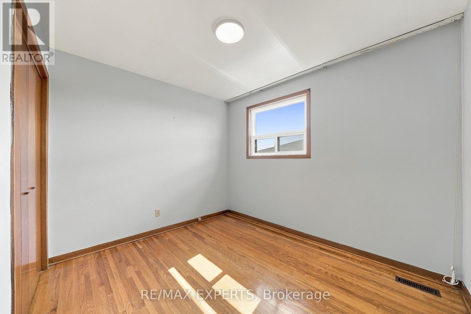 12 PARADELLE CRESCENT - 17