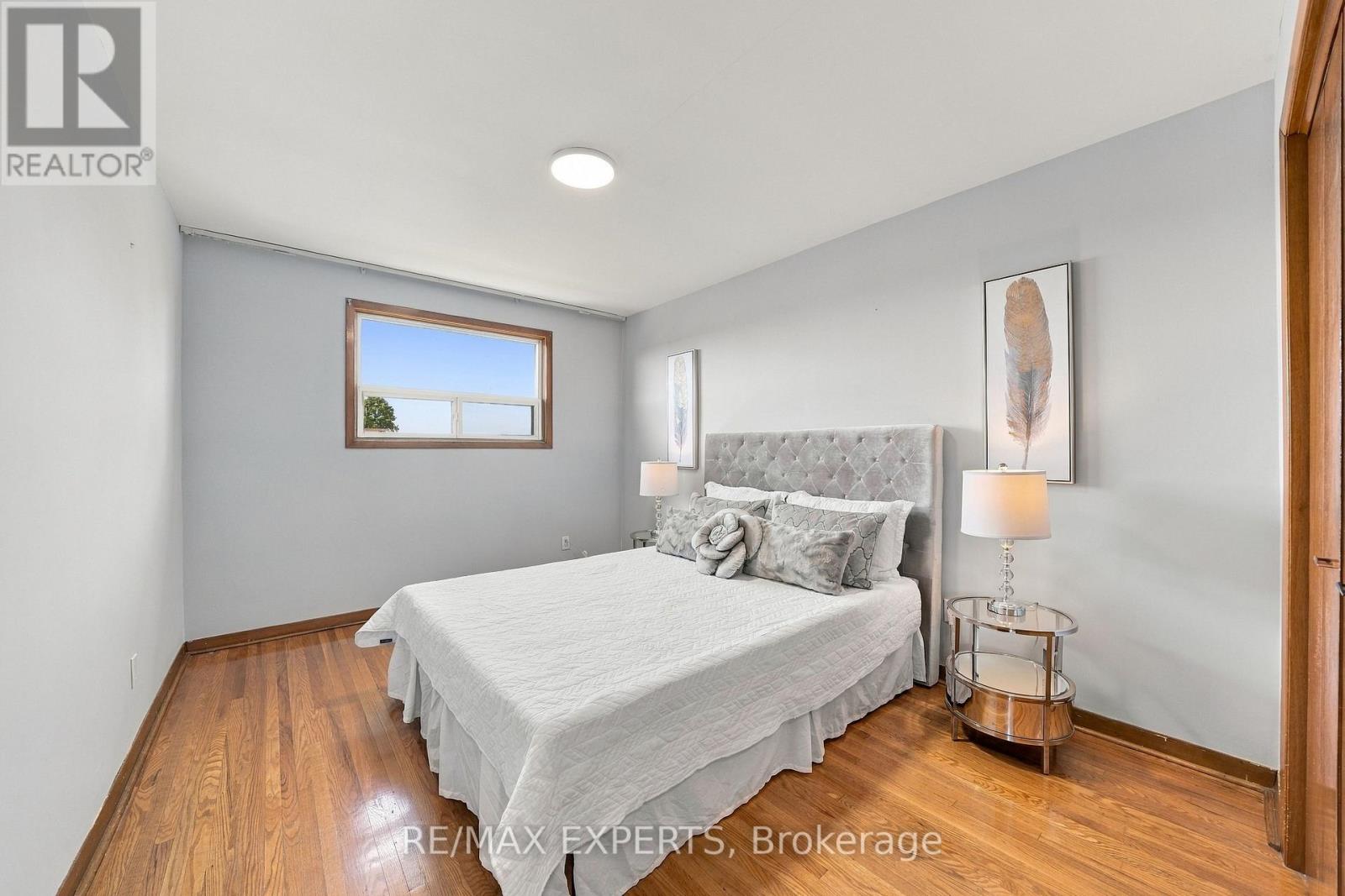 12 PARADELLE CRESCENT - 19