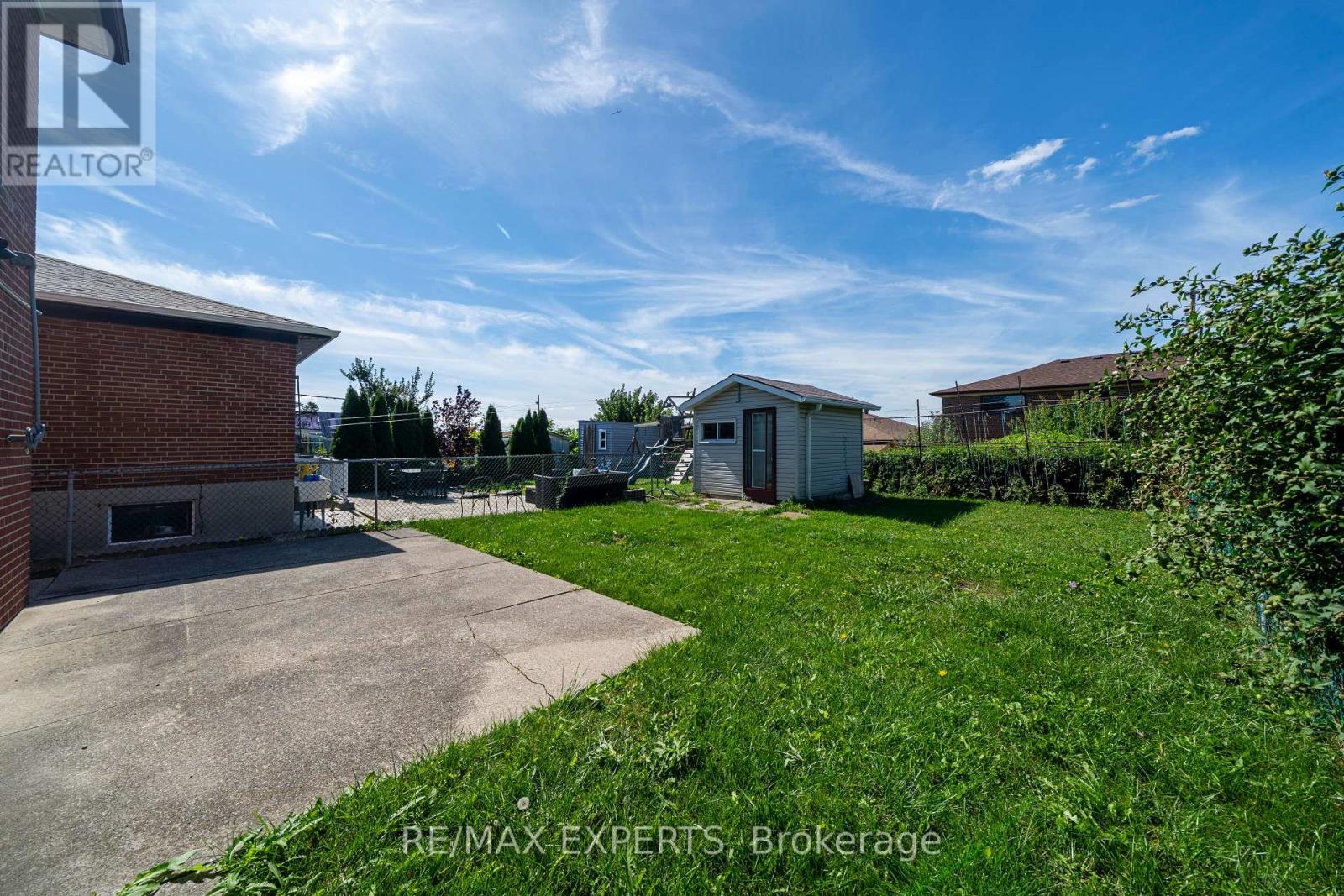 12 PARADELLE CRESCENT - 33