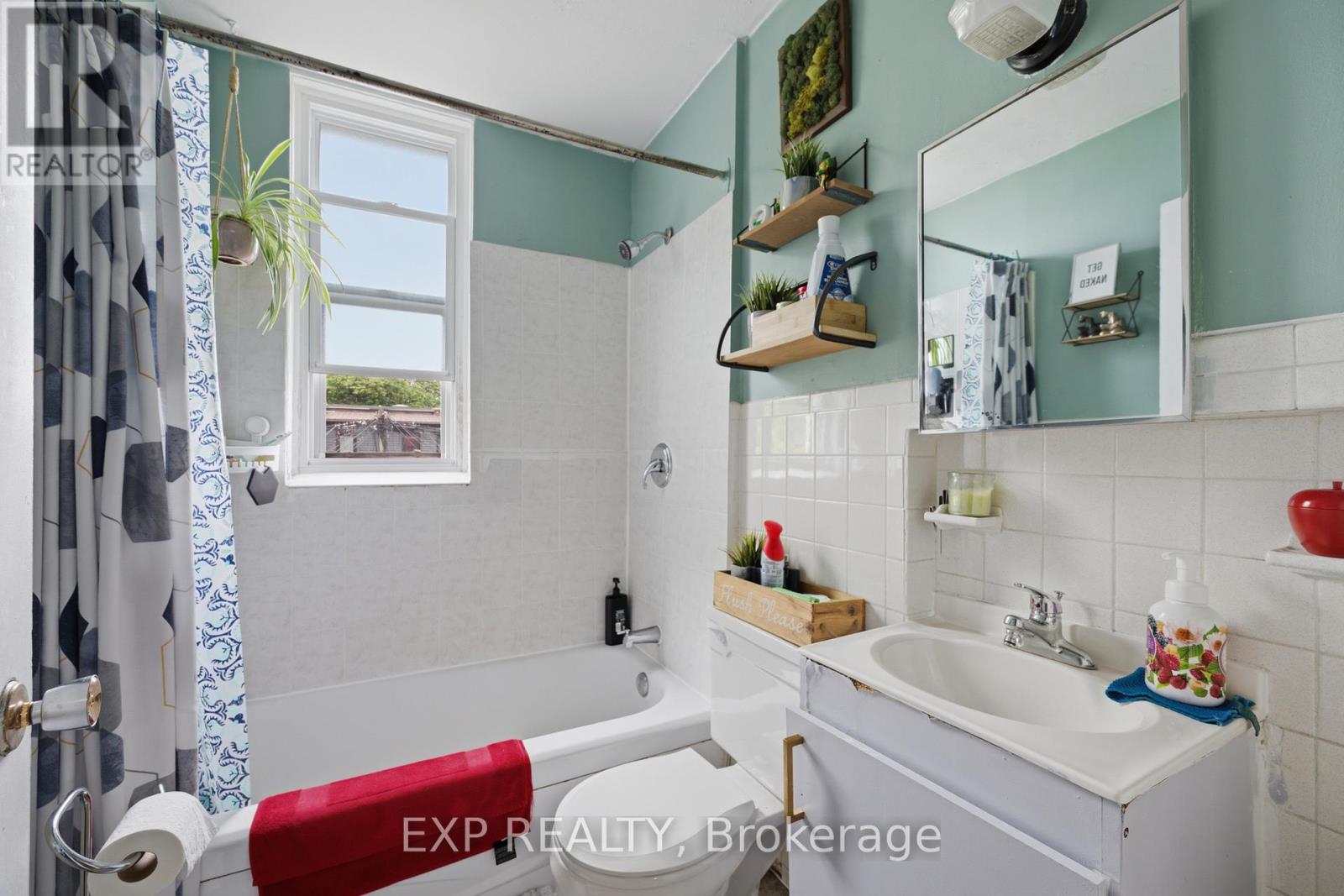 #451 & 453 453 CATHERINE STREET N - Image 24