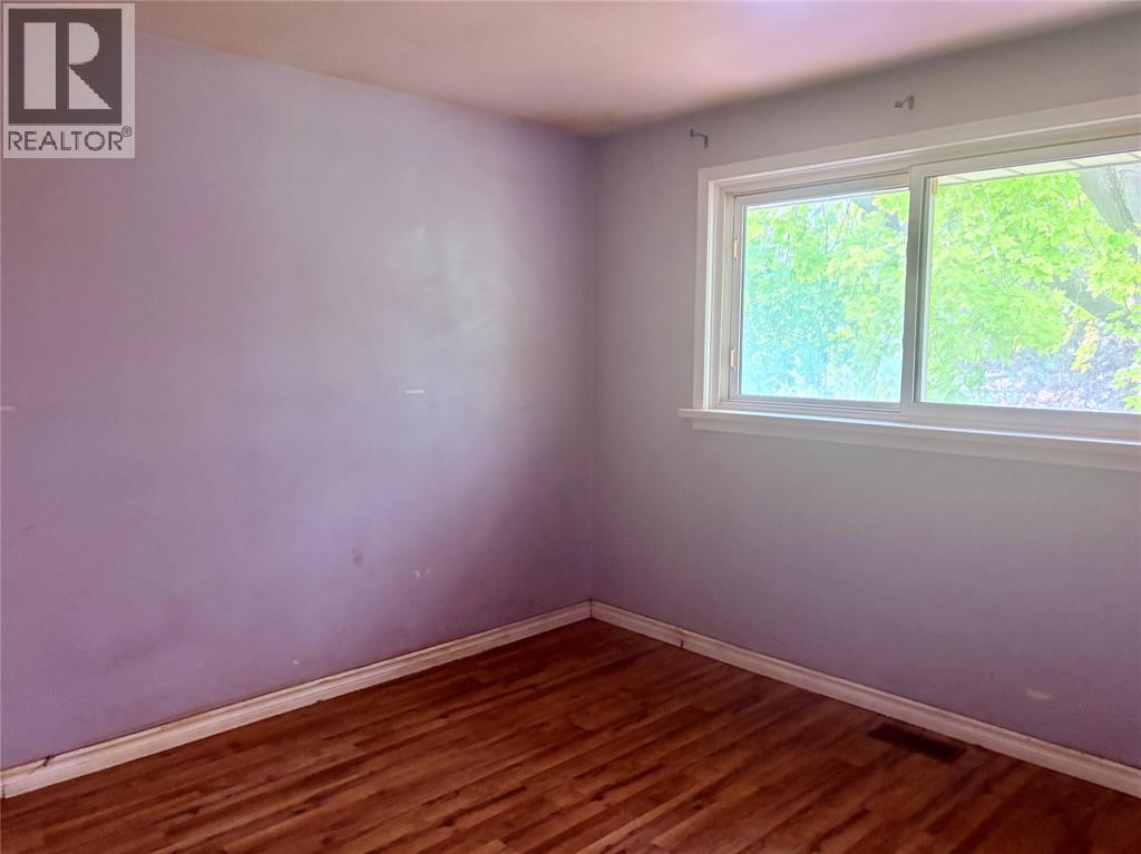 825 ELIZABETH Avenue, Sarnia, Ontario, N7S2V6, Sarnia, Ontario — photo 4 of 5