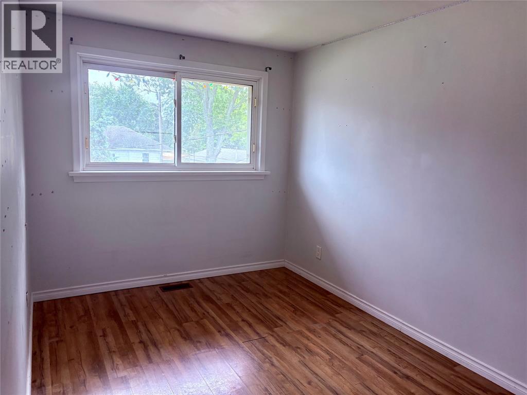 825 ELIZABETH Avenue, Sarnia, Ontario, N7S2V6, Sarnia, Ontario — photo 5 of 5