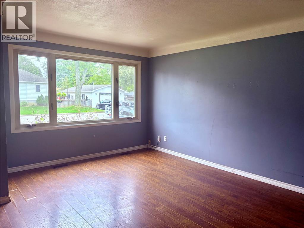 825 ELIZABETH Avenue, Sarnia, Ontario, N7S2V6, Sarnia, Ontario — photo 3 of 5