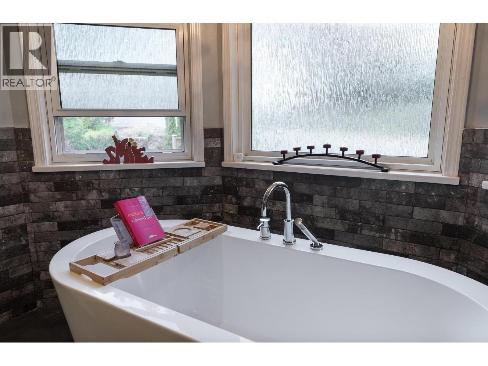 318 ROCHE POINT DRIVE, North Vancouver